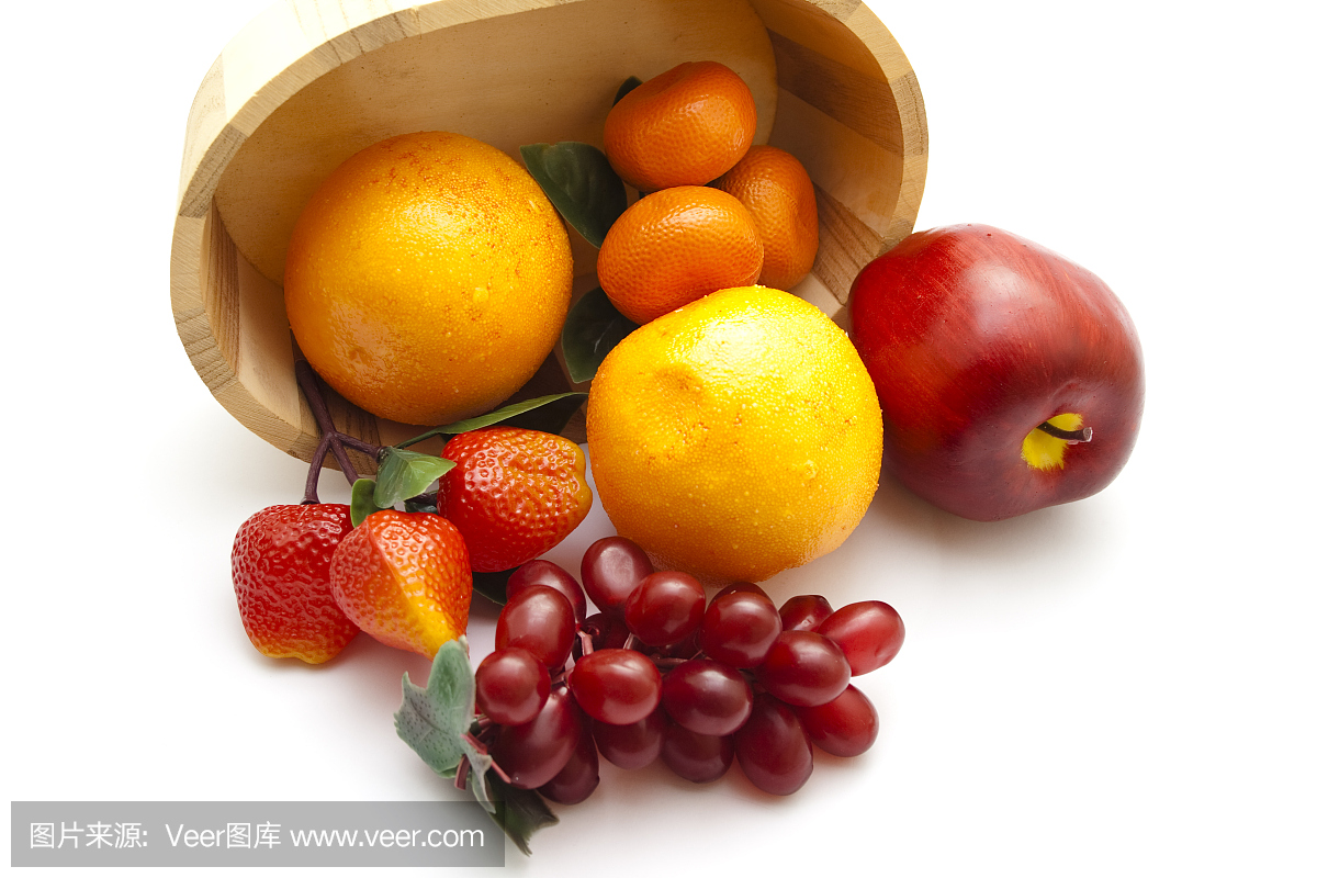 不同的塑料水果在木容器