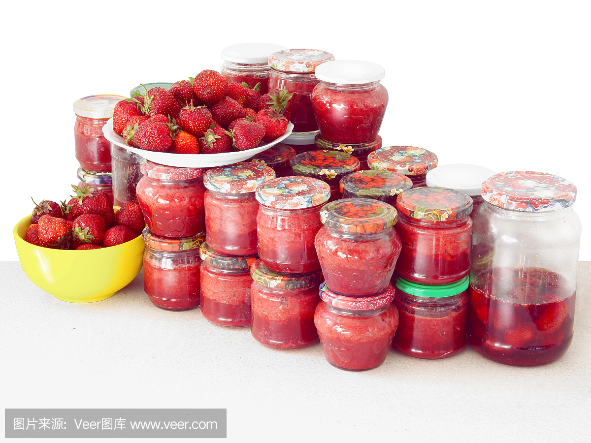 在罐中经过巴氏杀菌的草莓果肉作为保存