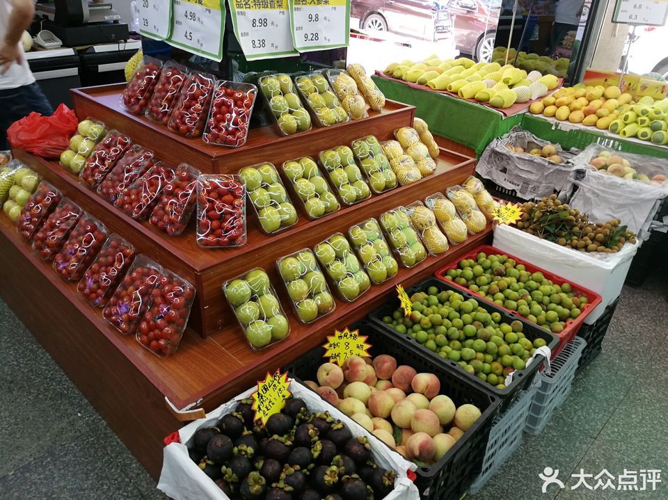 西安胡家庙果品批发市场大棚疑被积雪压塌,受伤人数尚不明确